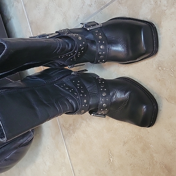 Harley Davidson boots kicking heels! - Picture 3 of 16